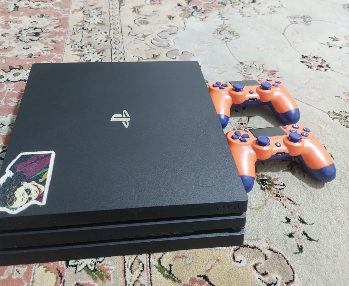 PS4 pro کپی خور دو دسته سالم