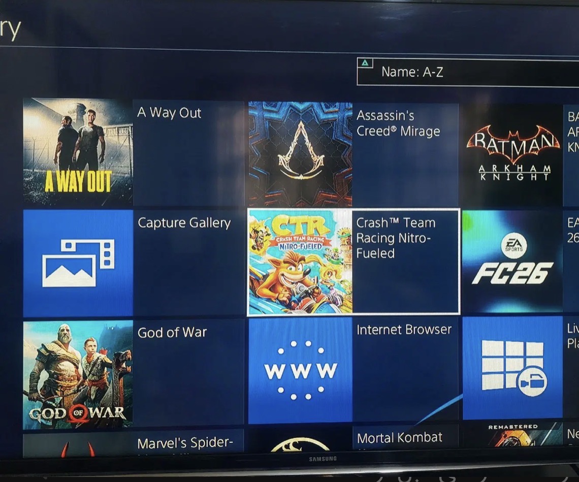 PS4 pro کپی خور دو دسته سالم