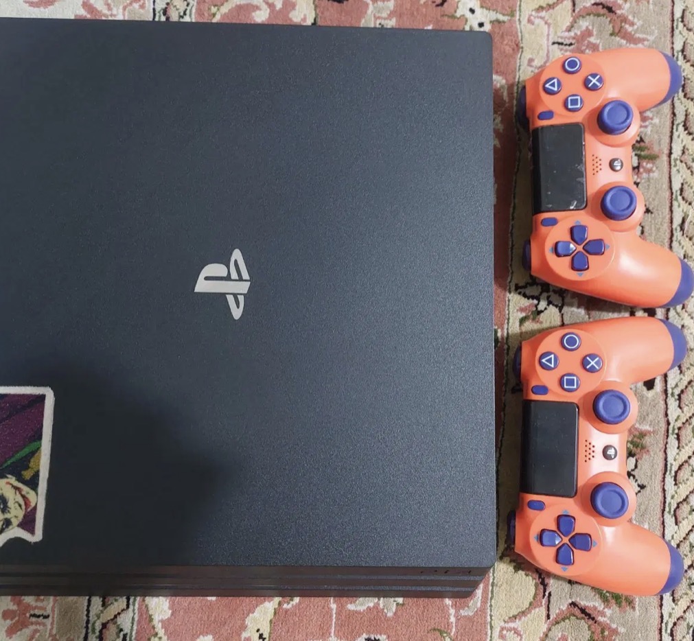 PS4 pro کپی خور دو دسته سالم
